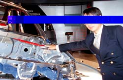 Хироши Таширо, зам. конструктора кузова Аккорда: "Перемычки между опорами передних стоек и кузовом значительно увеличивают жесткость передка"