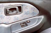 В комплектации GX автомобиль Nissan Almera оснащен электрическими стеклоподъемниками в передних дверях