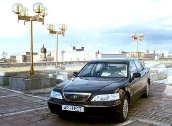 Хонда Легенда - Большая хромированная решетка, крупные фары, литые колеса а-ля Mercedes, блестящая окантовка выемки под задний номерной знак