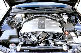 Хонда Легенда - V-образный 6-цилиндровый двигатель благодаря балансирному валу противовращения создает минимум вибраций