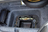 Honda S2000 - Багажник мал, но вмещает "докатку"