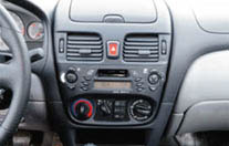 Nissan Almera - Магнитола удачно интегрирована в консоль, но кнопки управления маленькие и жесткие