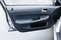 Honda Civic - На водительской двери Хонды Civic — клавиши управления четырьмя стеклоподъемниками