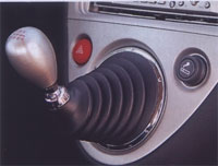 Honda Civic Type-R - "Взобравшийся" на прилив центральной консоли джойстик КПП идеально ложится в руку водителя