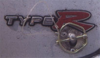 Civic Type-R - Стандартные замки капота и двери багажника заменены на спортивные, действующие по тому же принципу, что и чека гранаты