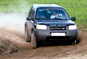 Land Rover Freelander: Вглядитесь в лицо водителя. Низкая информативность рулевого привода явно не добавляет ему уверенности