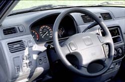На Honda CR-V (верхний снимок) блок управления стеклоподъемниками перекочевал с привычного места на подлокотнике водительской двери на переднюю панель слева от руля. Это неудобно, особенно на ходу. Так же неудобен и селектор коробки передач, расположенный на руле