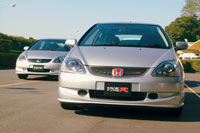 Два обновленных Сивика 2004 модельного года внешне очень похожи. Но настоящий — только тот, что справа, Type-R. А Civic Sport слева — лишь мимикрия...