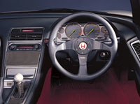 В салоне Honda NSX-R — спартанское рулевое колесо и металлический набалдашник шестиступенчатой коробки