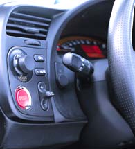 Чтобы запустить мотор Honda S2000, нужно сначала с помощью ключа включить зажигание, а затем нажать на эту красную кнопку с надписью engine start. Надо сказать, это создает определенное настроение...